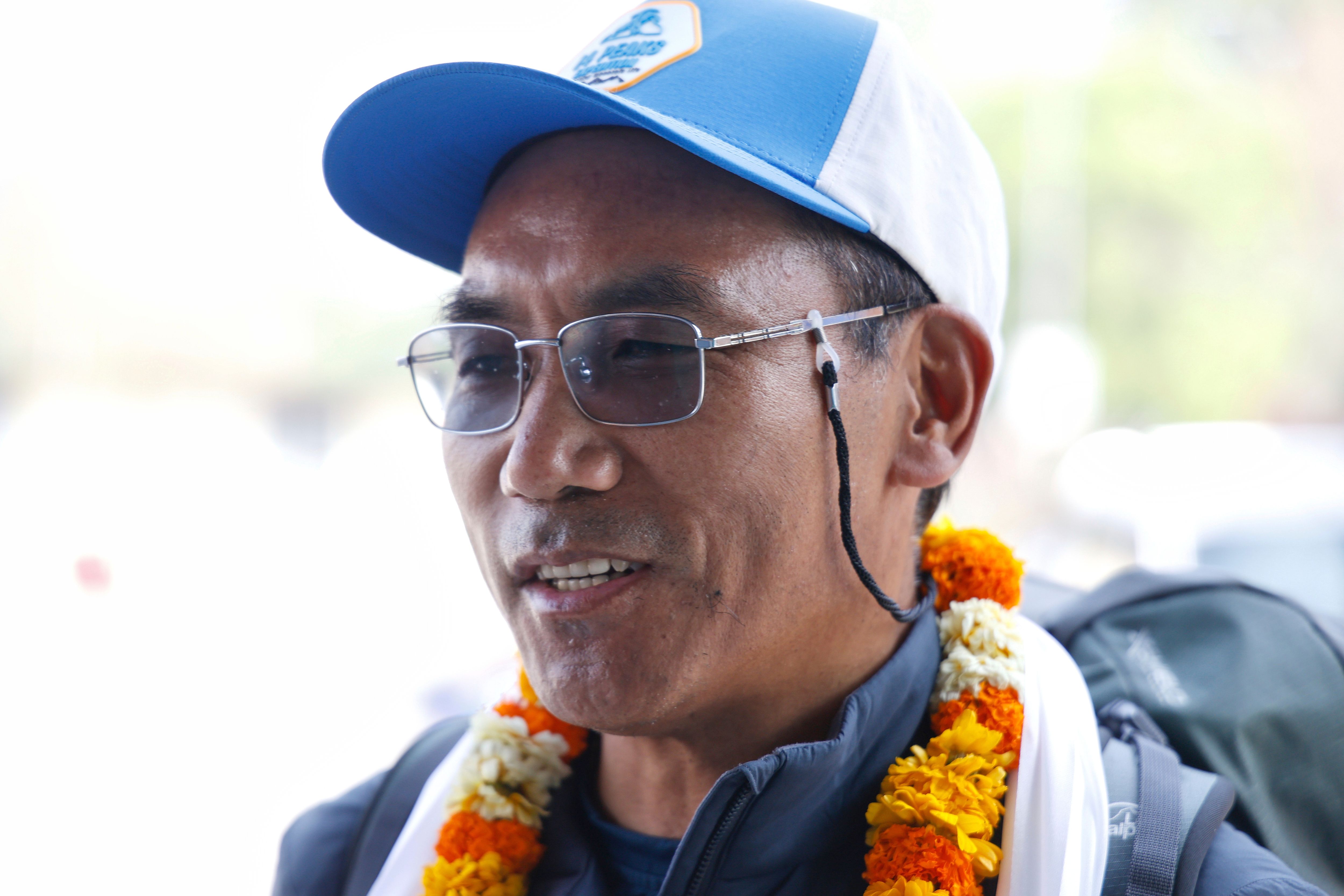 55岁“珠峰之男”刷新纪录 第31次成功登顶