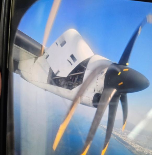半空中引擎罩掀起! 华信航空班机紧急折返高雄