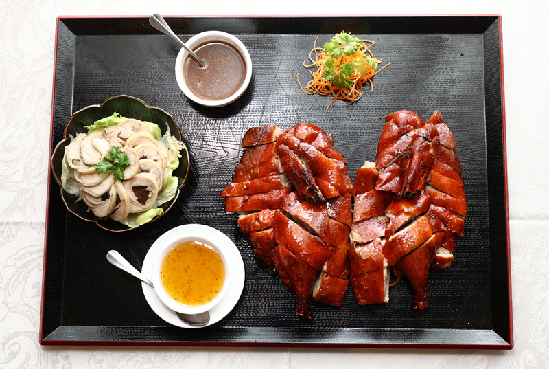 吊烧伦敦鸭拼芥末海蜇松鸡卷 喜粤饮食集团