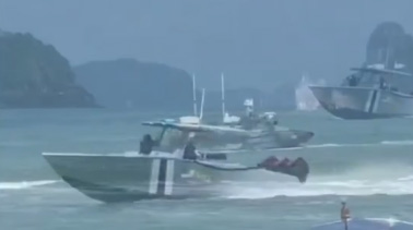 浮罗交怡海空展演习意外 海军快艇失控撞观光船