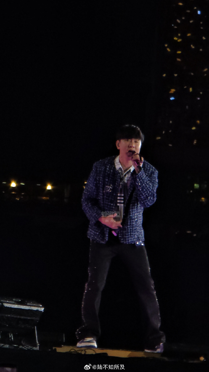 大马演唱会变雨中派对 林俊杰:淋雨没关系我陪你!