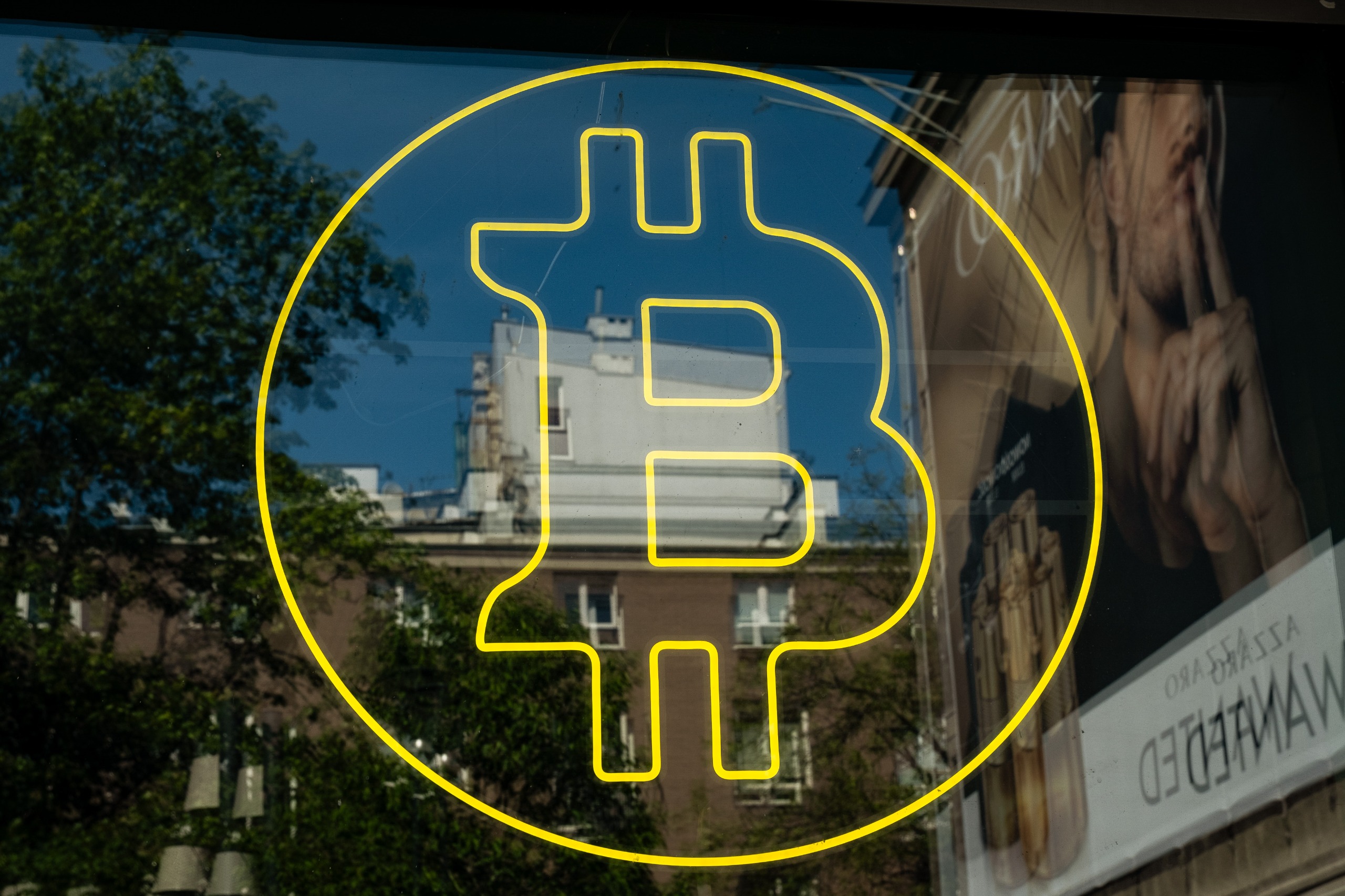 比特币重新站上10万美元 全球贸易紧张局势缓解