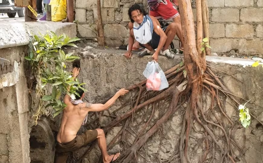 约有15人住在下水道