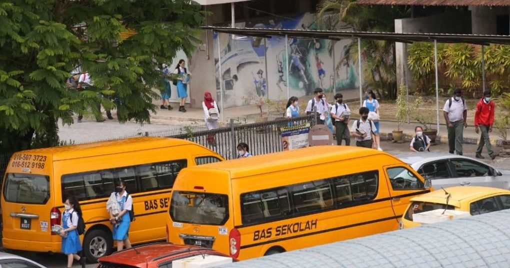 【UPSI大学生车祸】租巴士载学生准则 高教部长:重新检讨