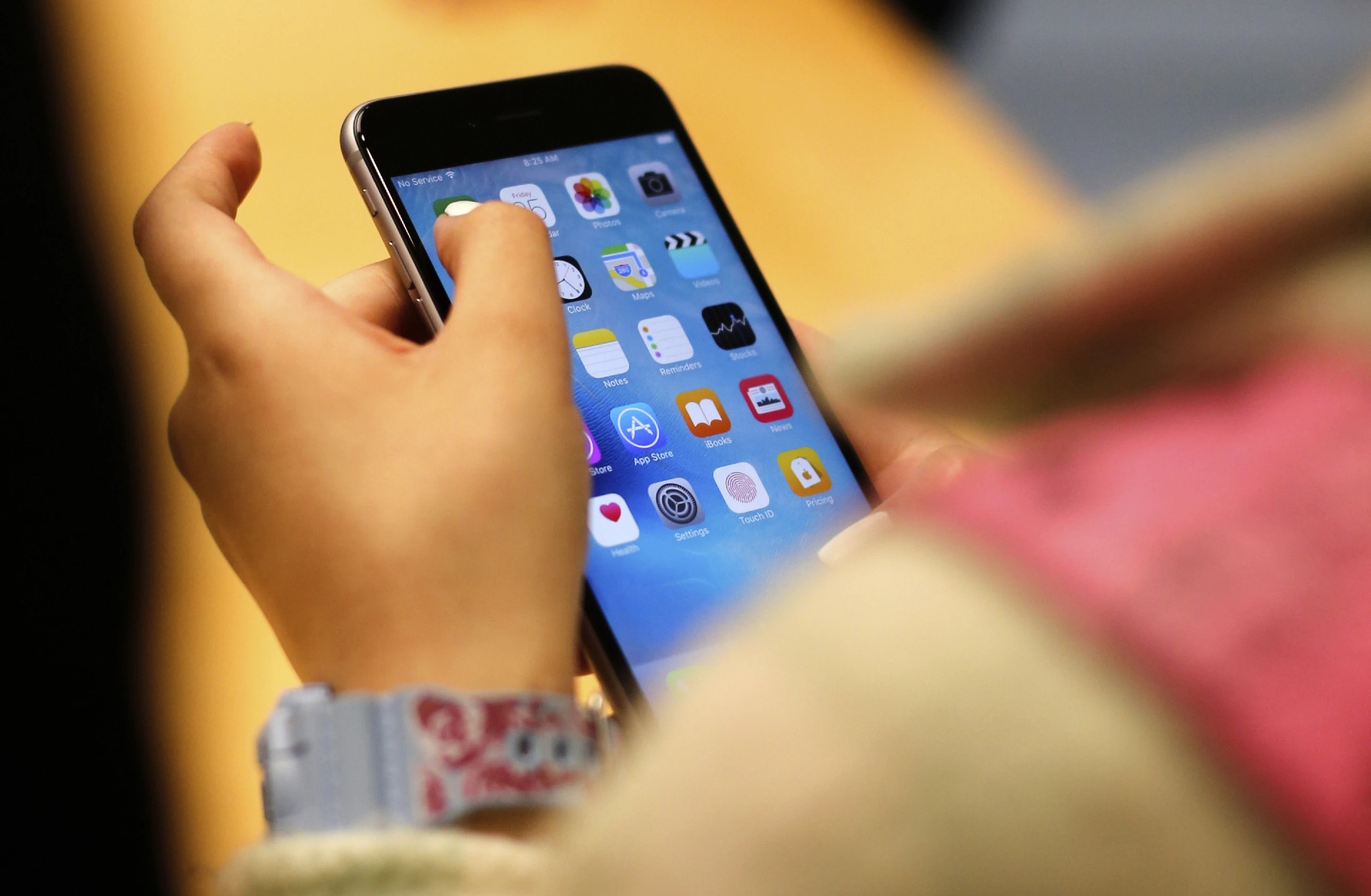 苹果发布升级版Apple Intelligence 开放AI模型强化Siri与翻译功能