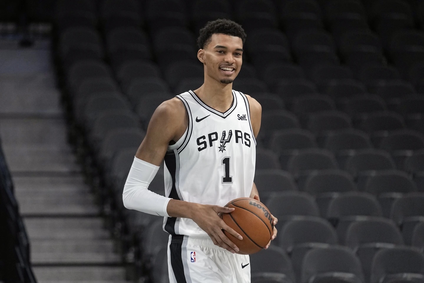 NBA球星“赴少林寺修行”官方微博证实剃发