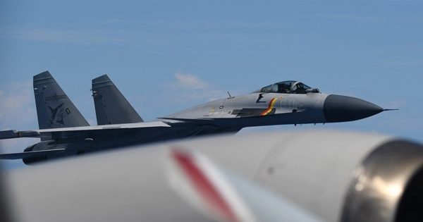 中日军机太平洋上空对峙 东京提严正交涉北京促停扰军训