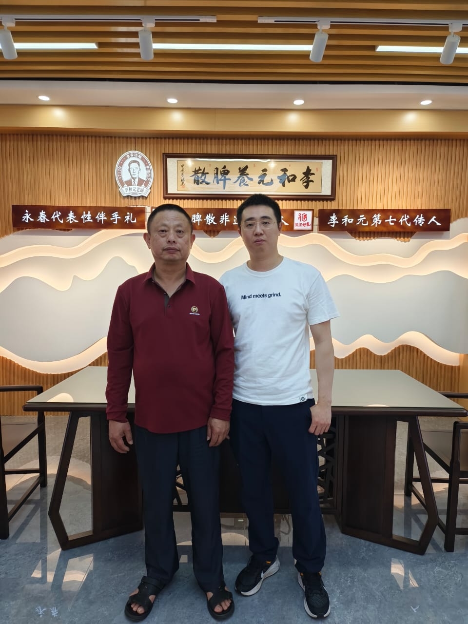 李学辉(左)和工厂管理人之一林子庆