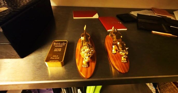 【巴生谷大道资金舞弊案】丹斯里密室藏宝曝光 反贪会起千万奢侈品枪械
