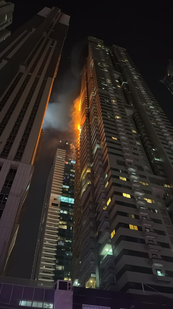 【视频】迪拜摩天楼火灾 烈焰沿墙爬窜灾难画面曝