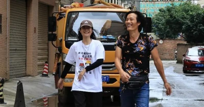 “干最脏活赚最干净钱” 女子舍3万高薪返乡陪父掏粪