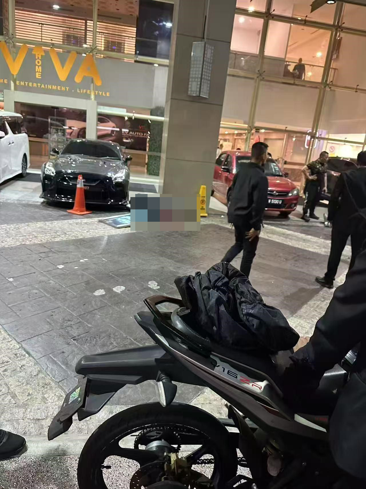 购物广场外午夜传枪声 2男子遭数人击毙