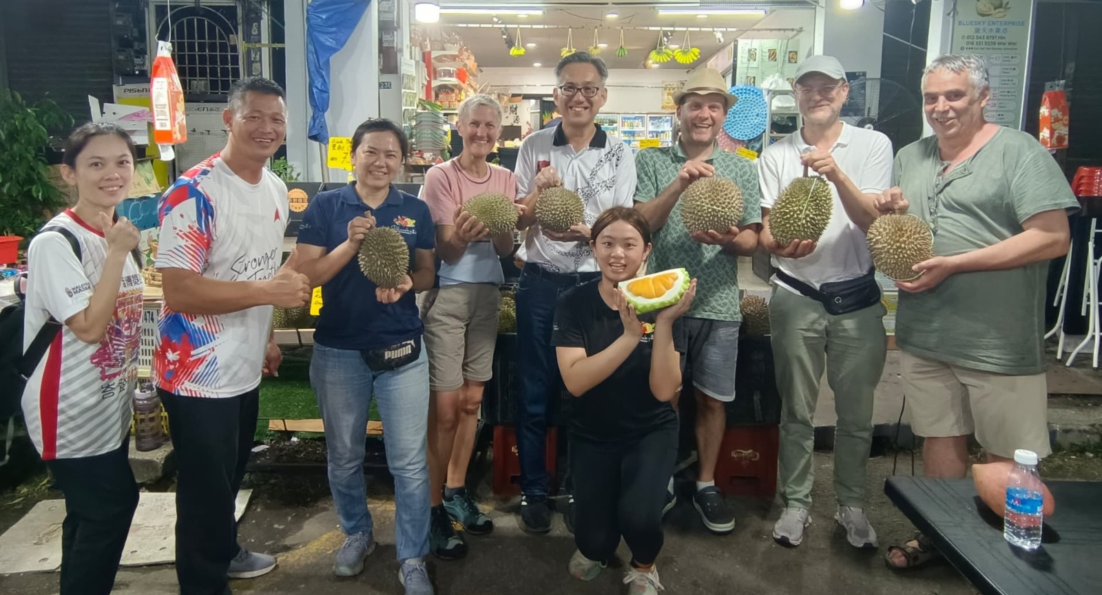 太平一水果店宴请60儿童尝榴梿