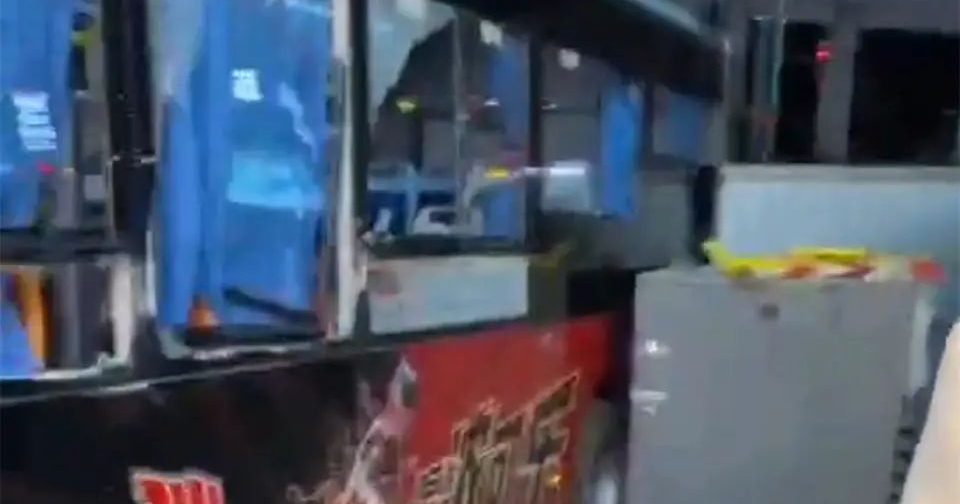 沈阳巴士冲撞路人 2死16伤