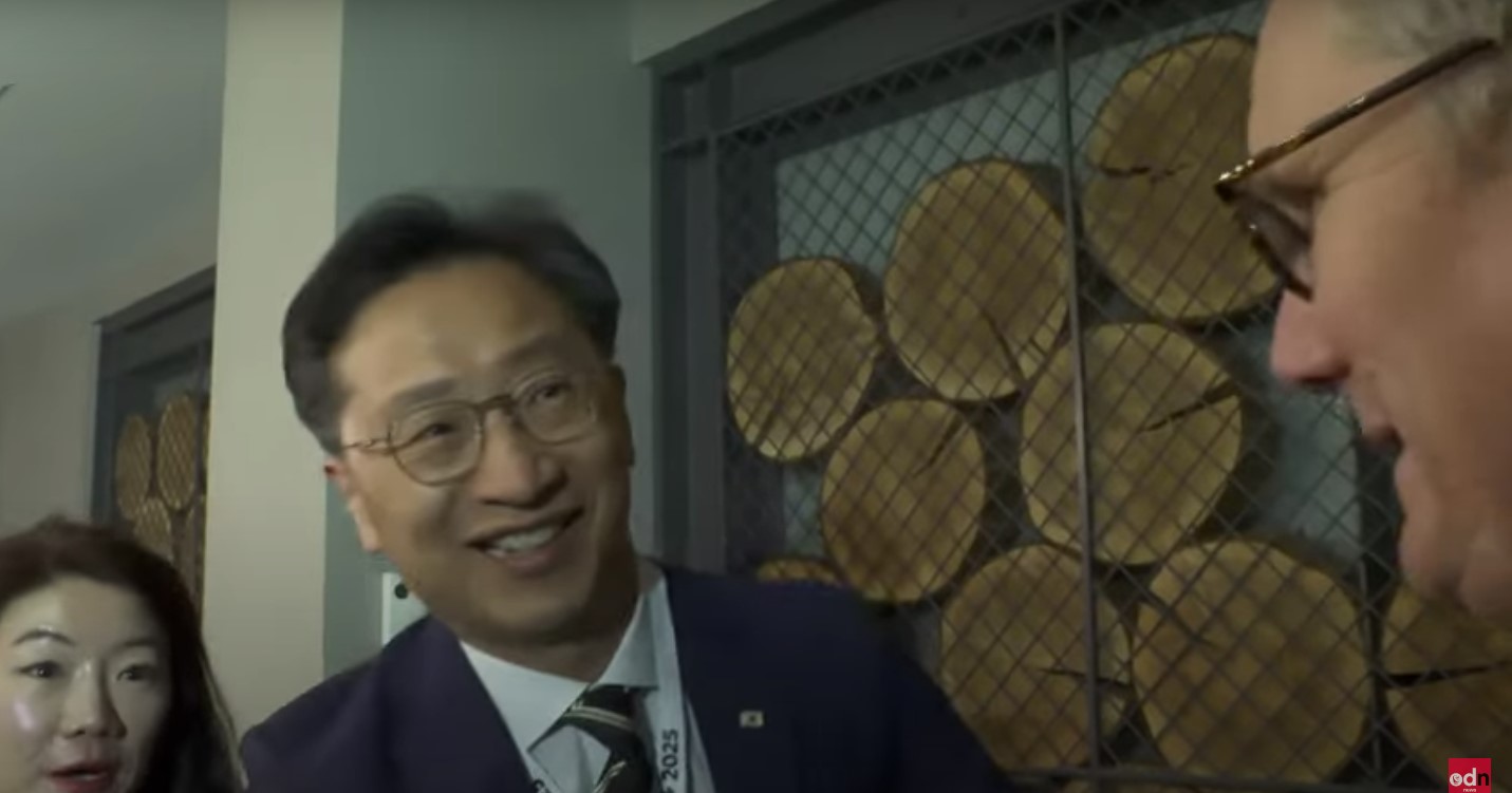 英國首相握錯手 把翻譯當成李在明
