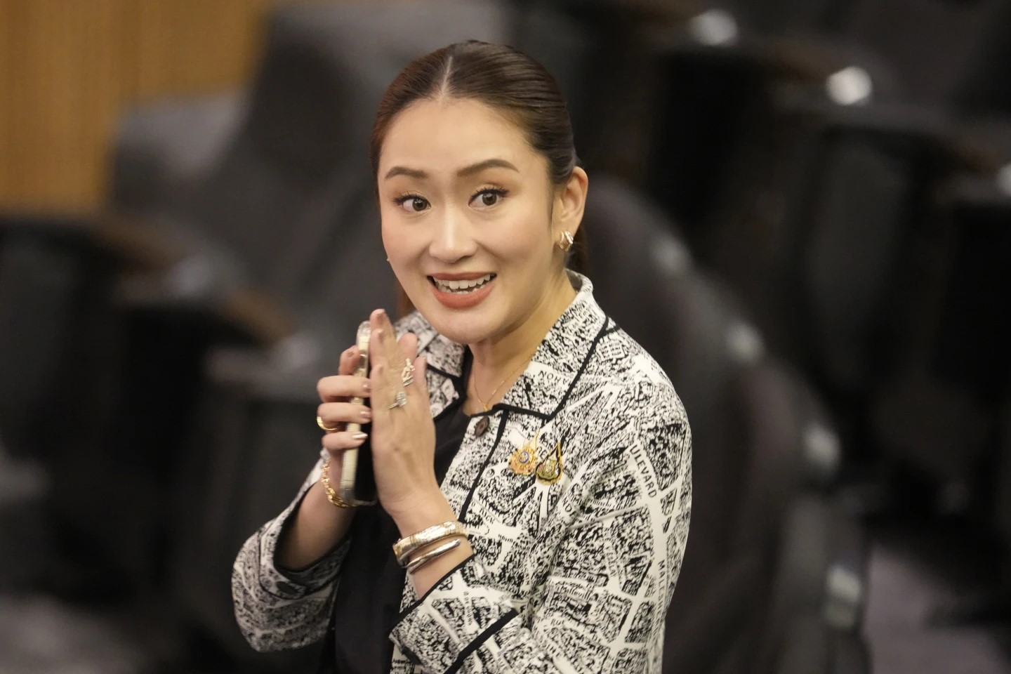 佩通坦拟会唔第二军区司令 力求化解政府垮台危机