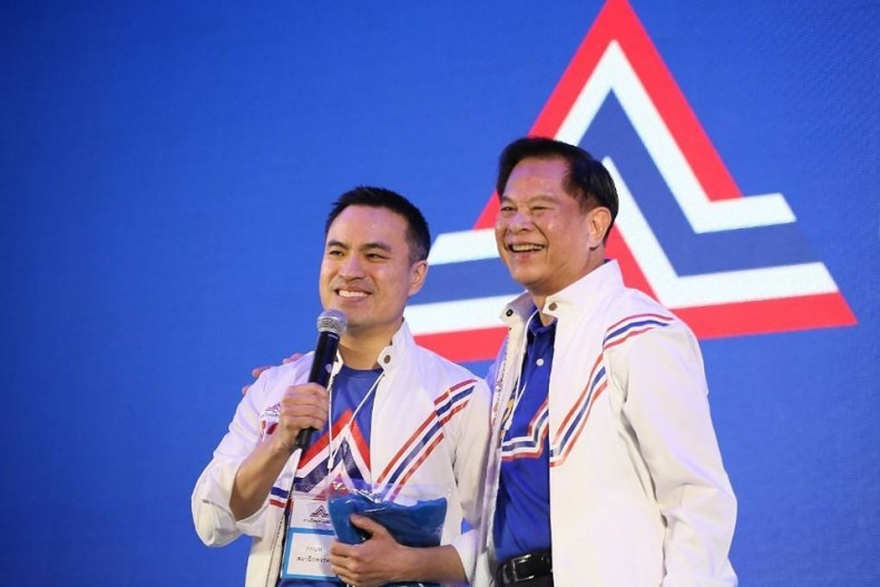 泰国人团结建国党党魁披拉攀·沙里叻他威帕(右)日前出席该党活动。