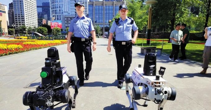 机器人“警察”成都街头上岗