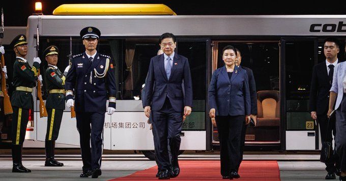 上任总理后访华 黄循财抵北京访问