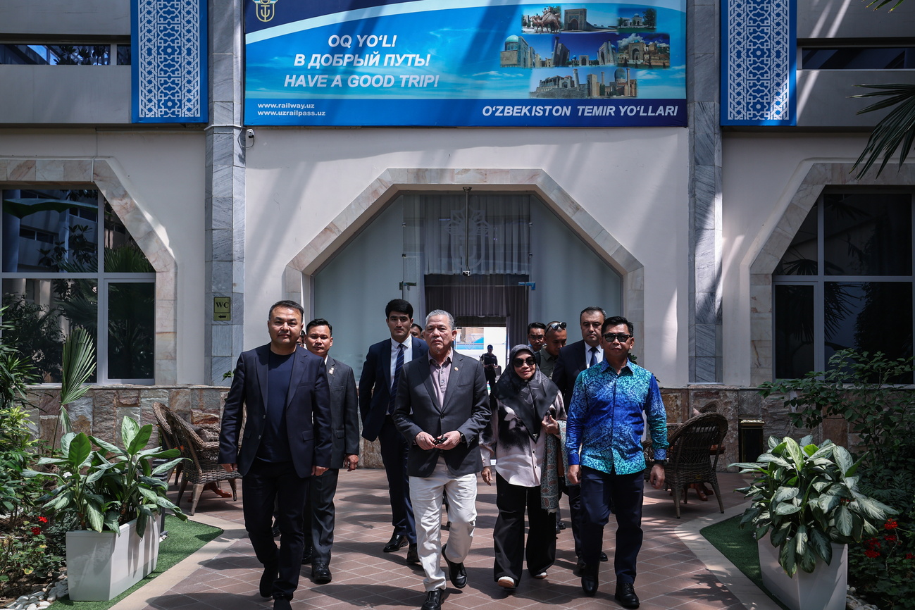 法迪拉抵达乌兹别克