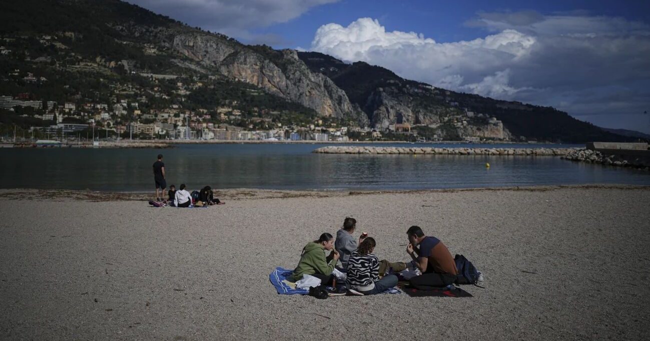 免儿童受二手烟伤害 法国海滩及公园禁烟