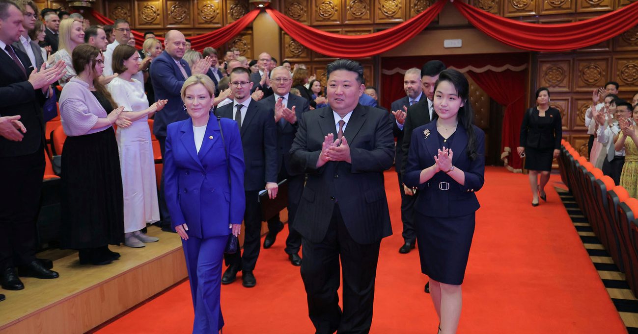 观赏乌战朝军背景表演 金正恩晤俄文化部长