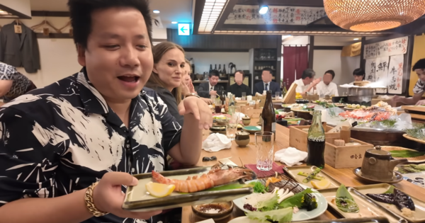 【视频】旅游网红介绍东京美食 身旁坐着影后 自己傻傻没发现