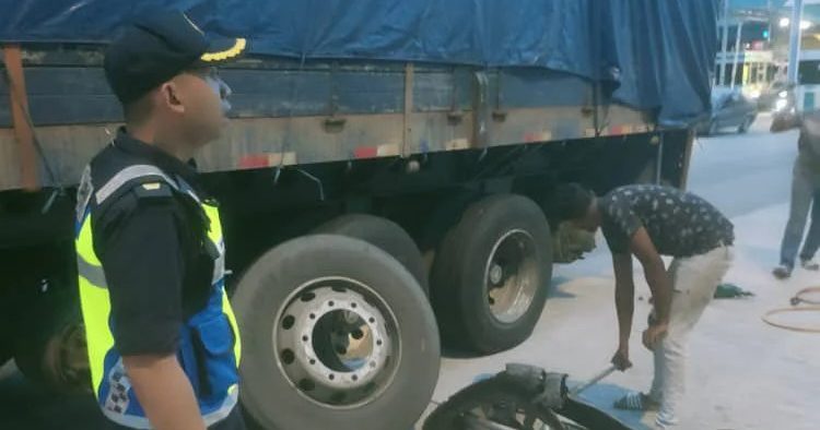 罗里轮胎爆裂续上路 执法员勒令司机当场换胎