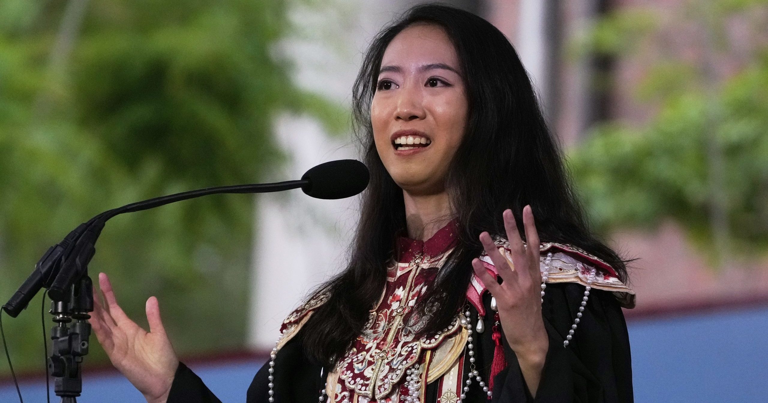发文自称“年幼颠沛流离” 哈佛致词中国毕业生被揭权贵之女