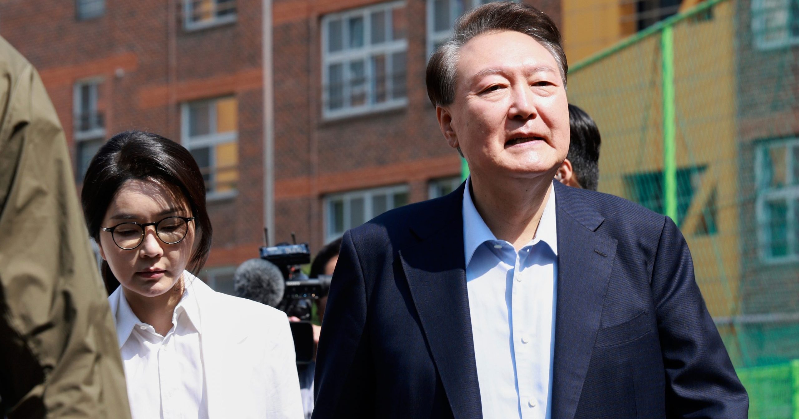 拒回答记者提问 尹锡悦夫妇投票