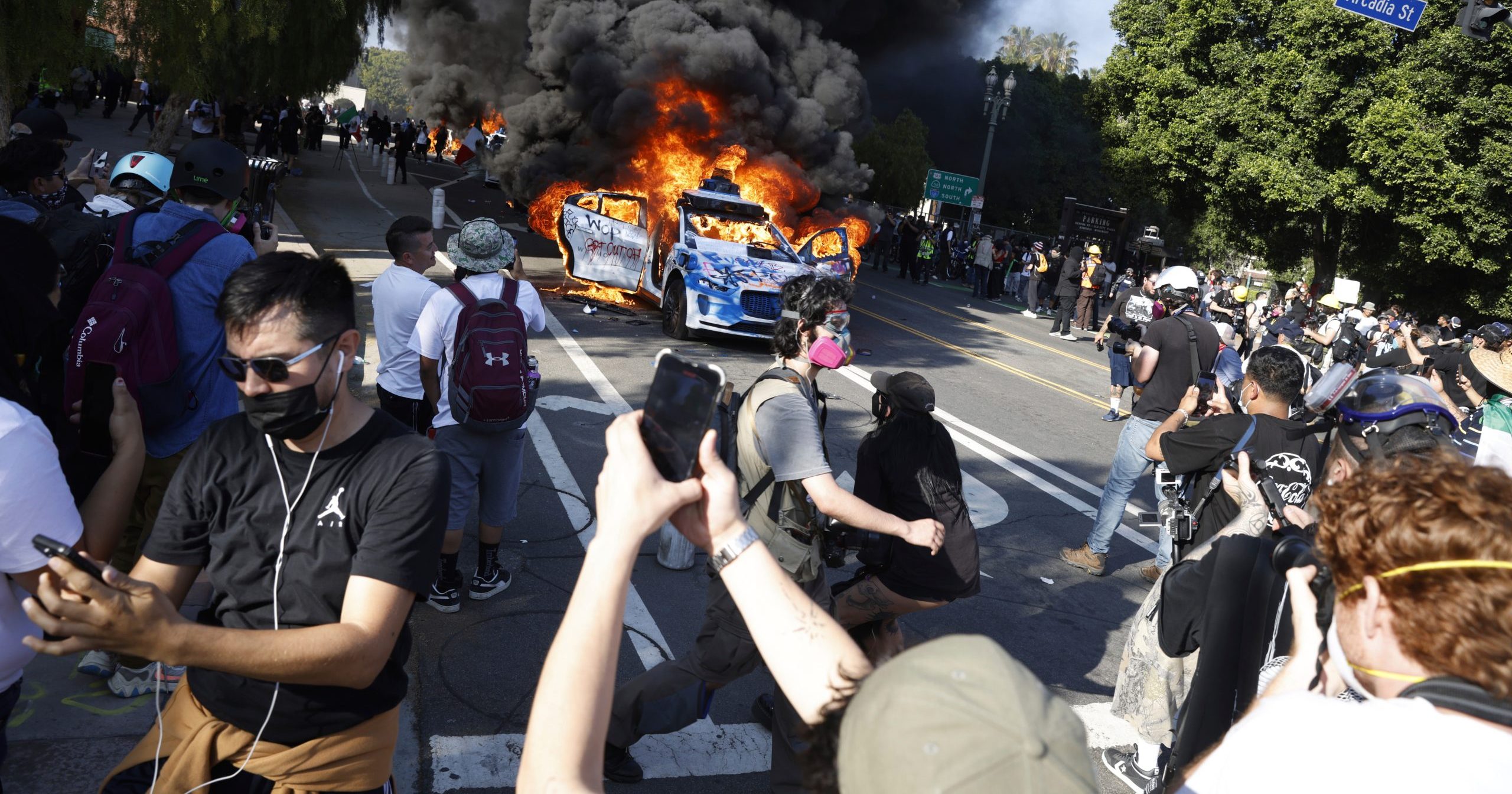 洛杉矶示威升级 无人驾驶德士遭焚暂停服务