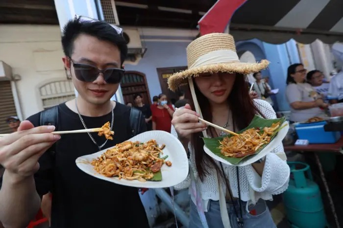 30小贩争当“炒粿条王” 逾千人烈日下尝美食