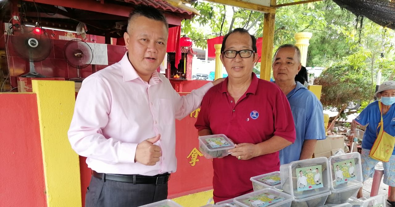 吴金财送温情 粽子派沉香居民