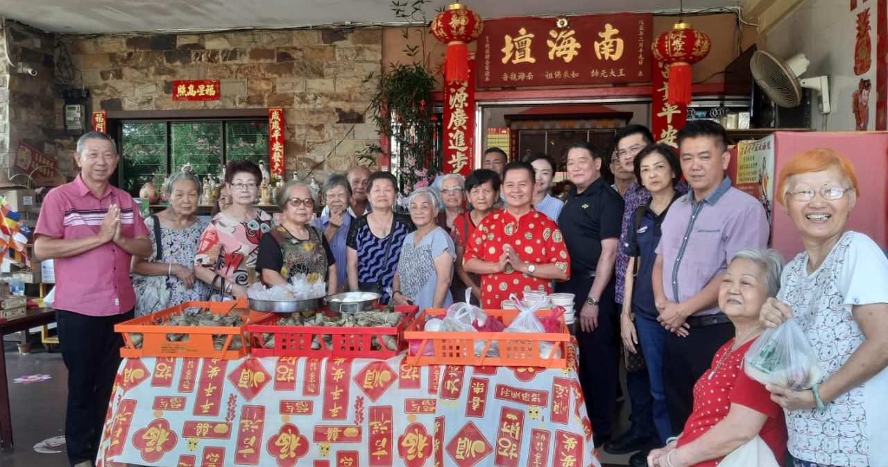 南海坛观音庙欢庆端午节 派发粽子关怀弱势群体