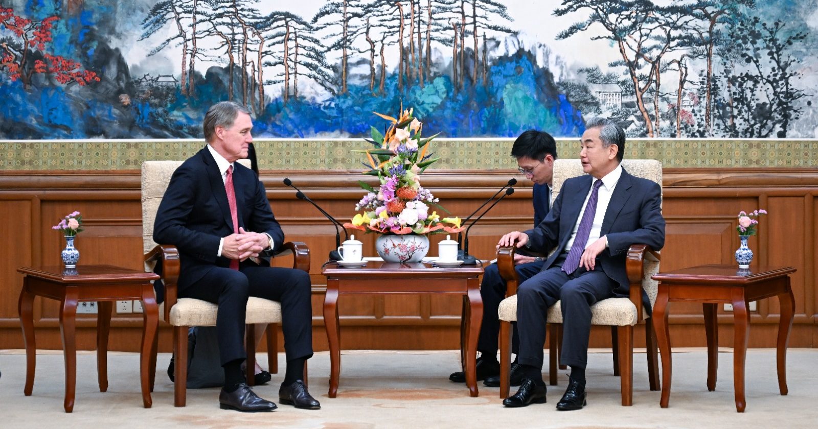 王毅会见美新任驻华大使 促严格落实中美经贸会谈共识