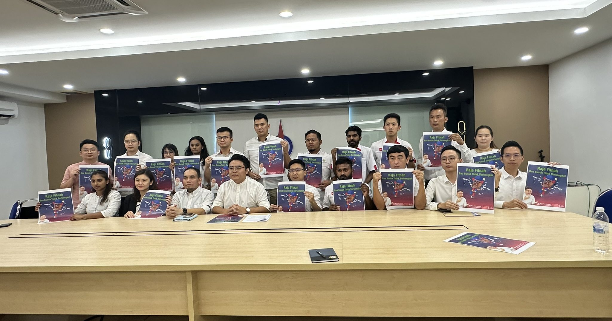 讽刺拉兹曼“小丑”  吴家良遭警察录供