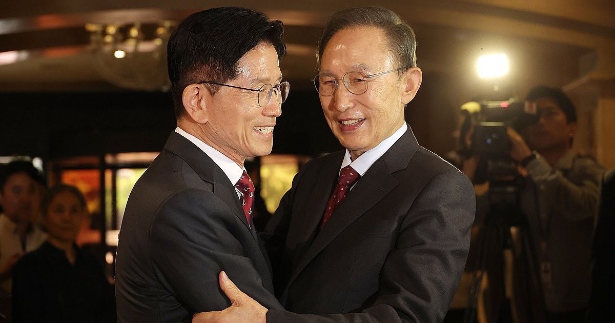 韩总统选举最后冲刺 前总统朴槿惠、李明博为金文洙助选