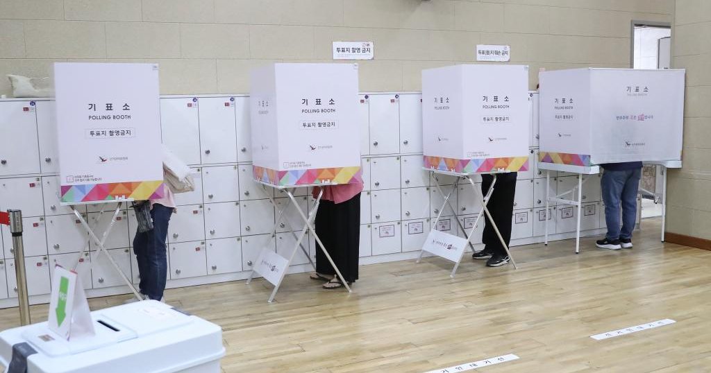 韩国总统选举开始投票