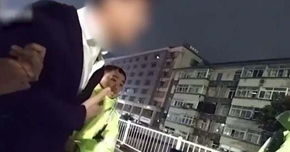 司机遇酒测下车喝整瓶酒 狡辩“被拦才喝酒”