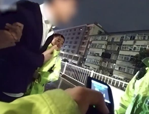司机遇酒测下车喝整瓶酒 狡辩“被拦才喝酒”
