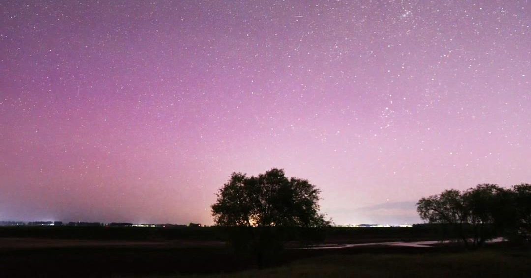【视频】地磁风暴袭黑龙江 “粉色极光”渲染夜空