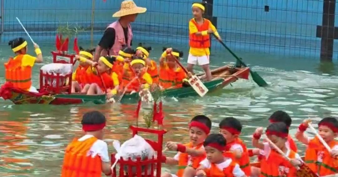 选手平均5岁泳池成赛道 广东幼儿园办“迷你版龙舟赛”