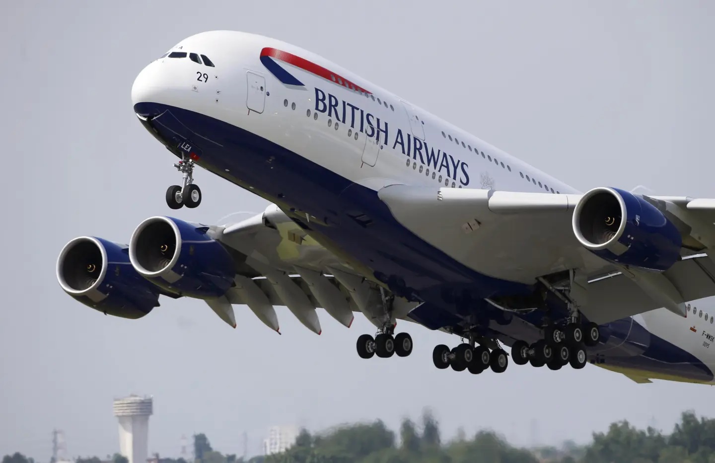 英航空少上班嗑药 失控“脱衣热舞”被捕