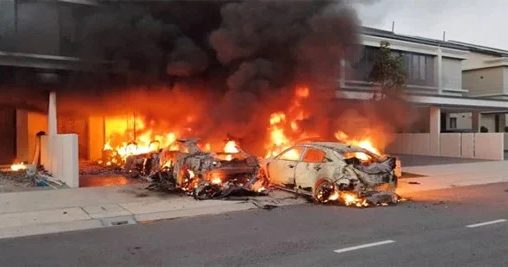 疑私人恩怨放火烧5豪车 警方追缉4纵火者