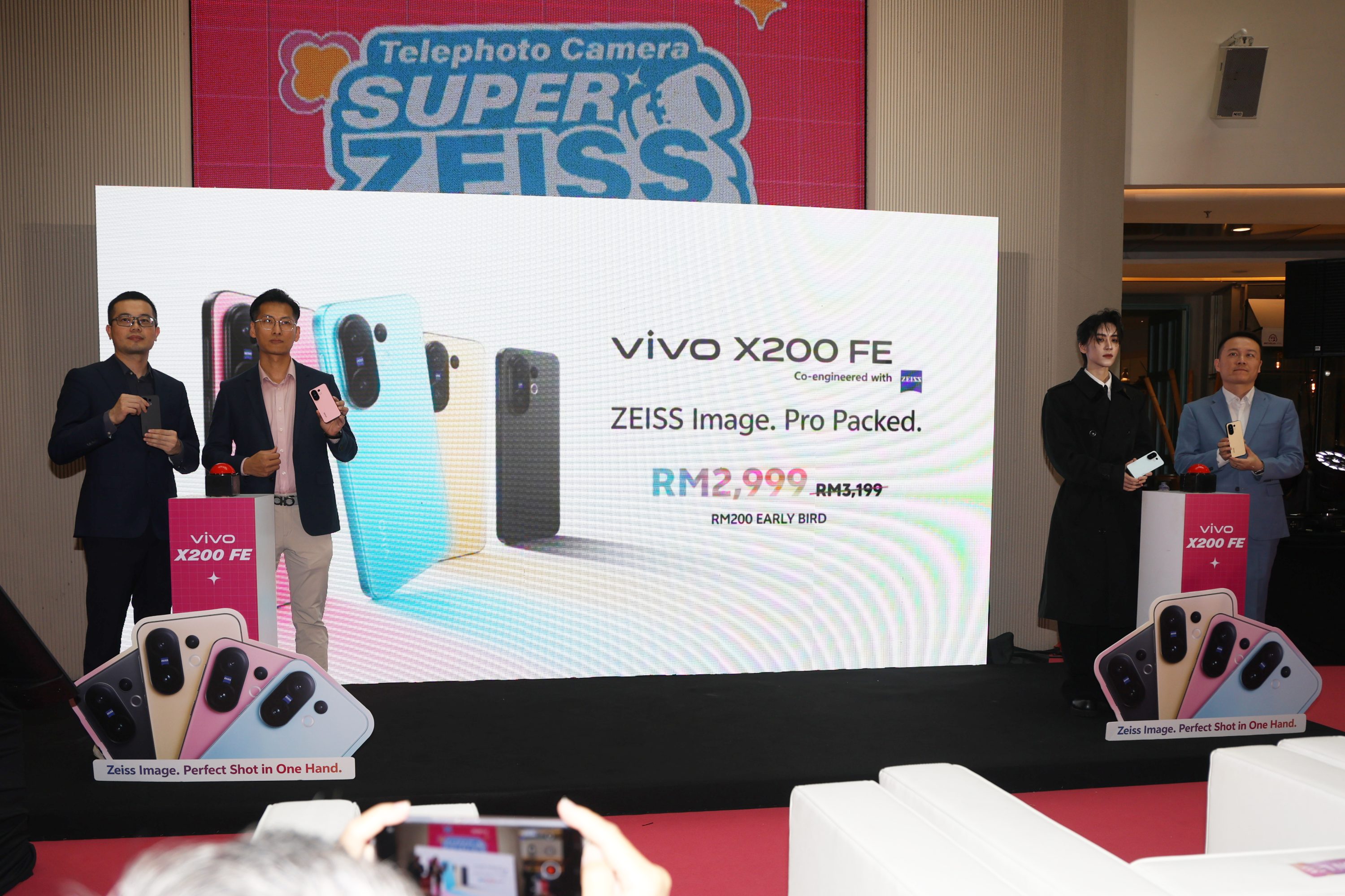 小巧轻彩，旗舰之选 vivo X200 FE 闪耀登场