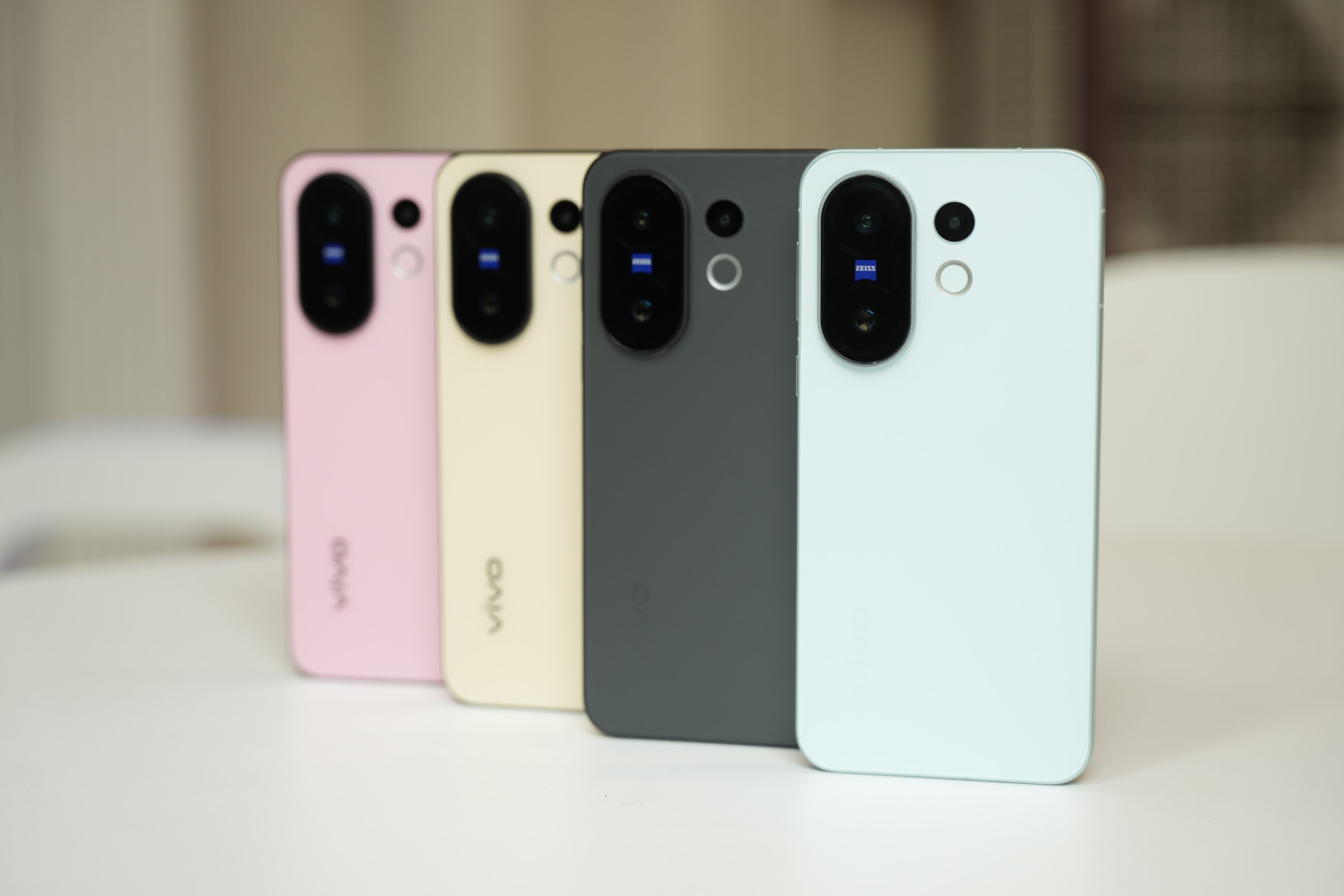 小巧轻彩，旗舰之选 vivo X200 FE 闪耀登场