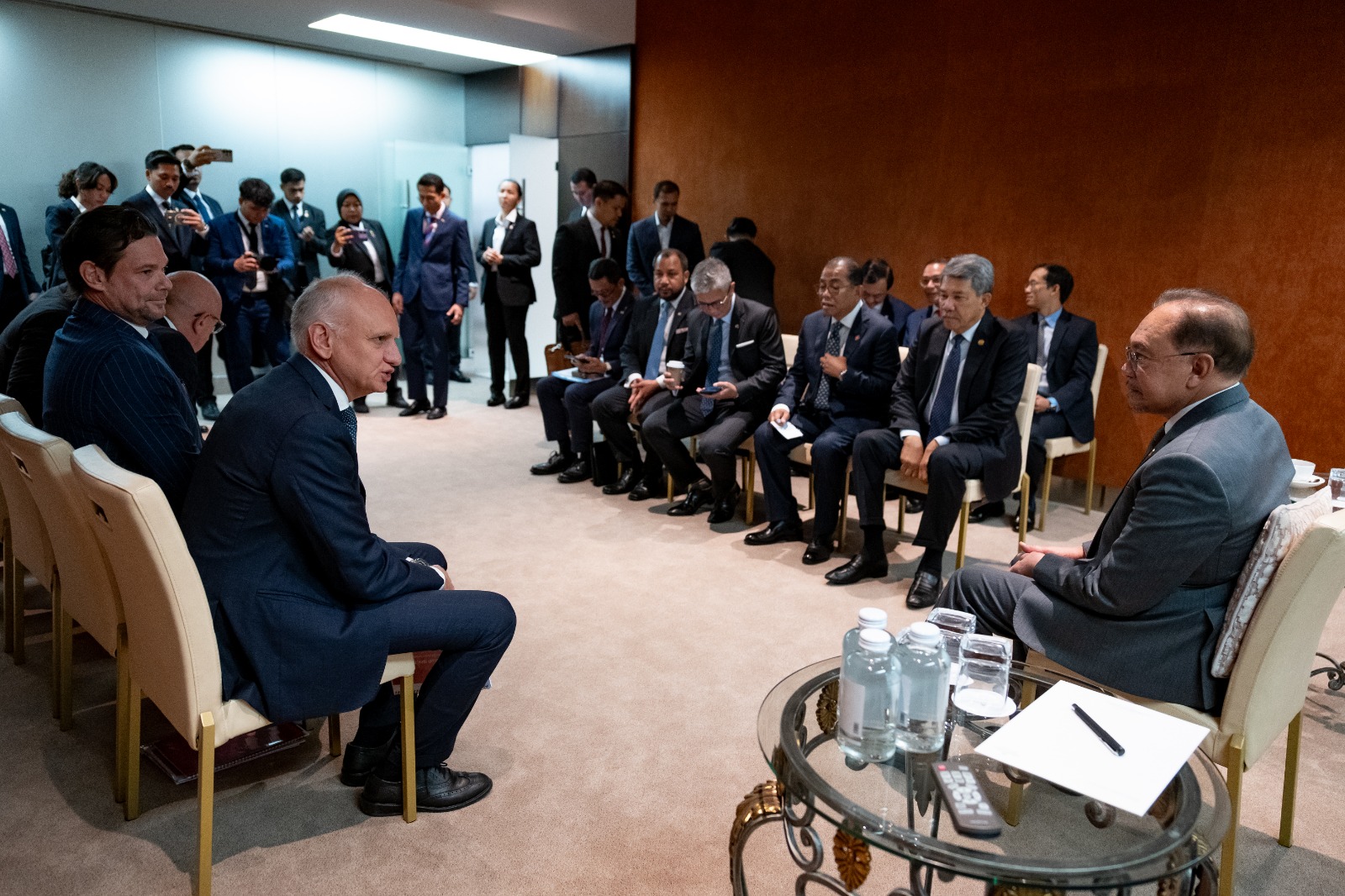 安华与莱昂纳多航太公司代表会面交流