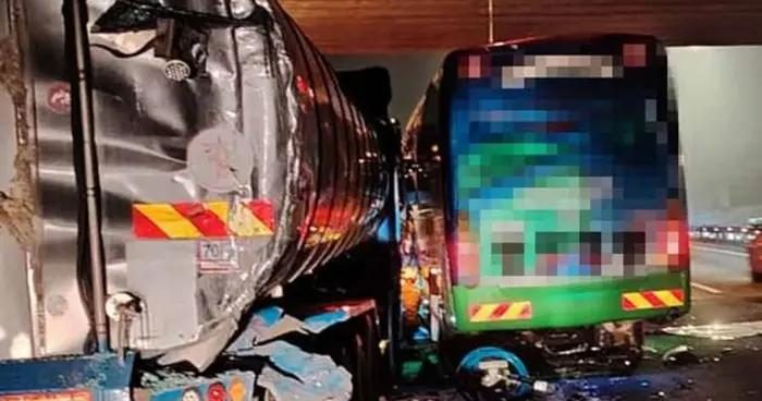 亚依淡南北大道3车连环撞 2人当场丧命16人受伤