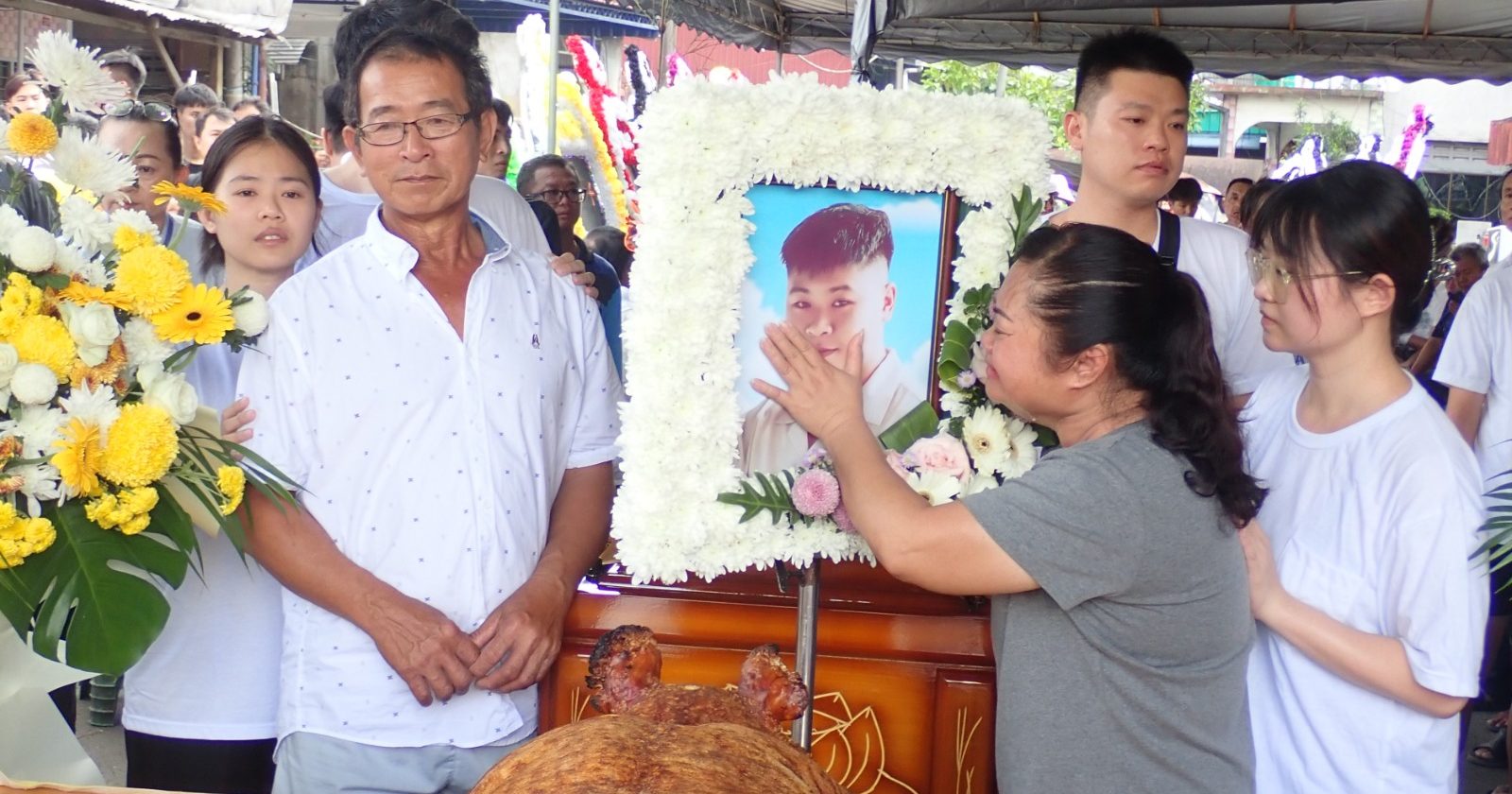 两青年殒命大道 亲友泪送最后一程