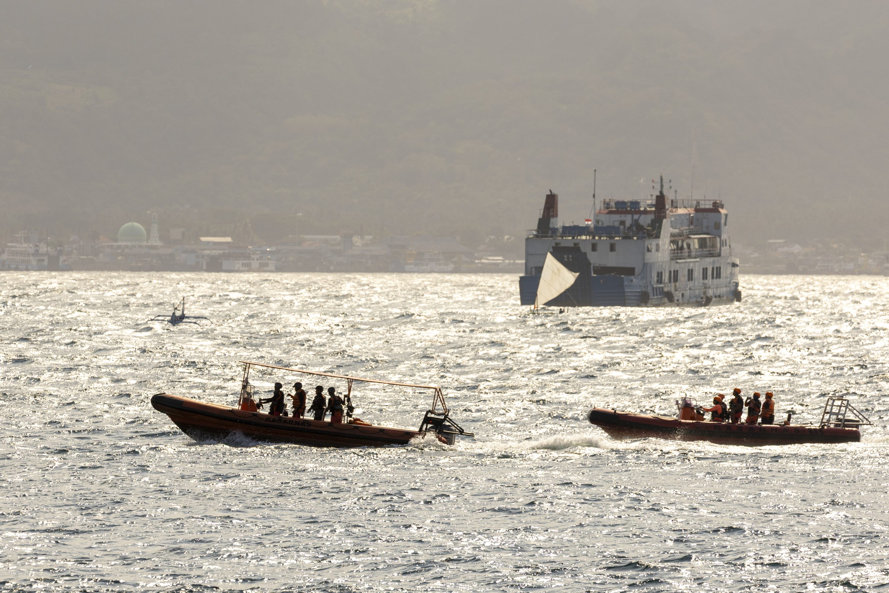 渡轮沉没6死24失踪 印尼扩大搜救范围